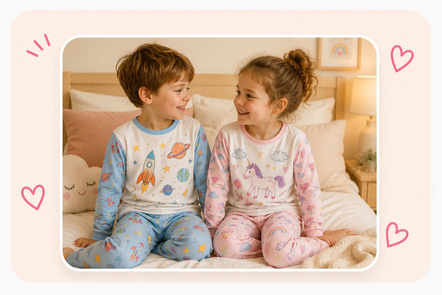 Geschwister in personalisierten Pyjamas